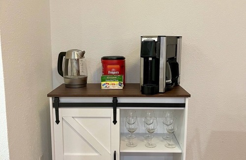 Greater South River City Condo | Cozy 1-bedroom Condo - Austin - Fitness Room - Pool - Reading Room w/Creek view