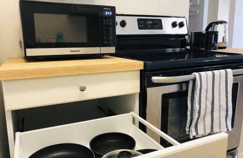 Southwest Calgary Condo | Cozy 1 Bedroom Condo with Parking