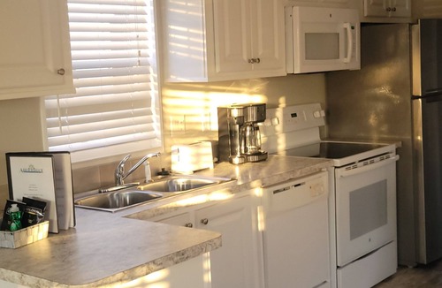 Bayshore Gardens Cottage | Cozy 1-bedroom cottage in serene Bradenton with AC