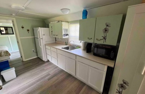 Kings County Cottage | Cozy 1 bedroom cottage, short walk from the baynn