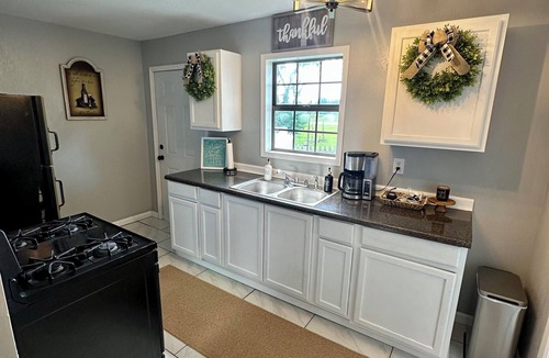 Ozark Cottage | Cozy 1-Bedroom Cottage in Ozark