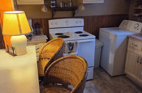 Waverly Cottage | Cozy 1-bedroom cottage in peaceful Waverly