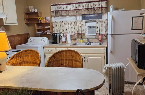 Waverly Cottage | Cozy 1-bedroom cottage in peaceful Waverly