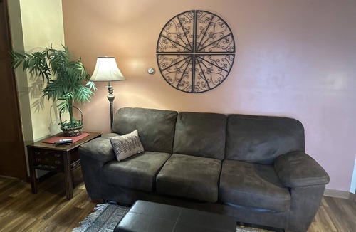 Findlay Apartment | Cozy 1 bedroom downtown