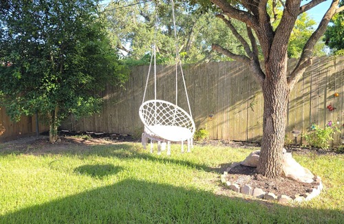 Central Southwest House | Cozy 1-bedroom for rent in pleasant Houston with AC