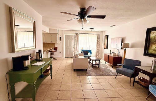 Bossier City Condo | Cozy 1-bedroom, full bath, full kitchen guesthouse! Centrally located!