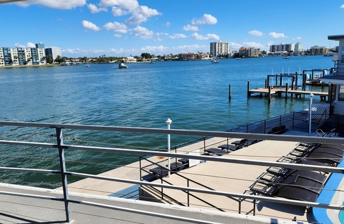 Bay Esplanade Apartment | Cozy 1 Bedroom Getaway Walk to Clearwater Beach