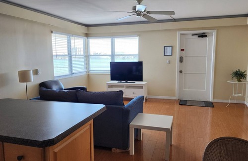 Bay Esplanade Apartment | Cozy 1 Bedroom Getaway Walk to Clearwater Beach