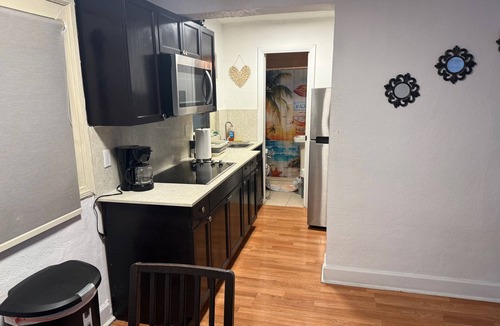 Coral Way Apartment | Cozy 1-bedroom Guest House in peaceful Miami with AC