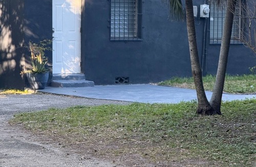 Coral Way Apartment | Cozy 1-bedroom Guest House in peaceful Miami with AC