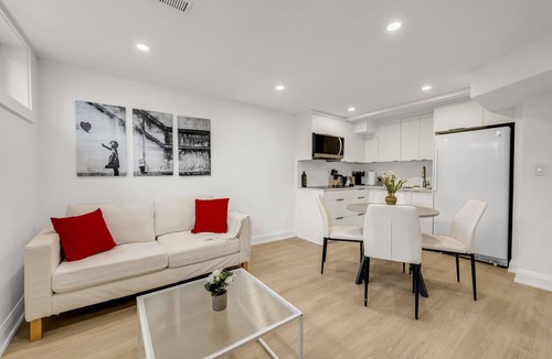 Burlington House | *Cozy* 1 Bedroom Home Near Waterfront/Trails