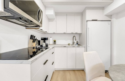 Burlington House | *Cozy* 1 Bedroom Home Near Waterfront/Trails