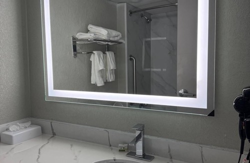Kansas City Hotel | Cozy 1-bedroom hotel in welcoming Kansas City with AC and fitness room -NK1