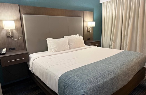 Kansas City Hotel | Cozy 1-bedroom hotel with AC in amazing Kansas City- NK2