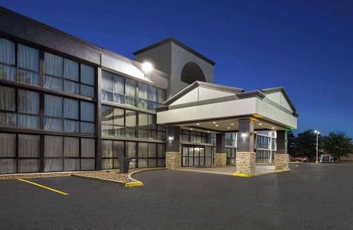 Kansas City Hotel | Cozy 1-bedroom hotel with AC in amazing Kansas City- NK2
