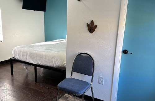 Dinosaur Hotel | Cozy 1-bedroom hotel in fabulous Dinosaur with WiFi