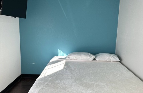 Dinosaur Hotel | Cozy 1-bedroom hotel in fabulous Dinosaur with WiFi