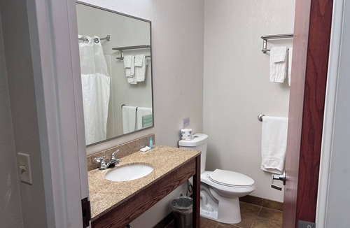 West Carthage Hotel | Cozy 1-bedroom hotel with AC in tranquil Carthage