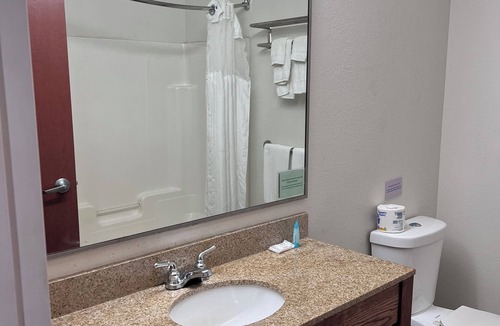 West Carthage Hotel | Cozy 1-bedroom hotel with AC in tranquil Carthage
