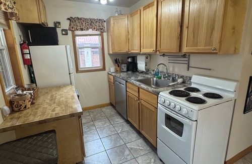 Martinsville House | Cozy 1-bedroom house in the woods of beautiful Martinsville