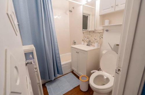 Skokie House | Cozy 1-Bedroom House in Tranquil Skokie With Free Parking