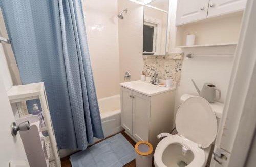 Skokie House | Cozy 1-Bedroom House in Tranquil Skokie With Free Parking