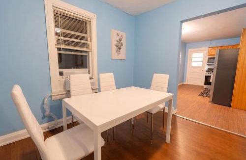 Skokie House | Cozy 1-Bedroom House in Tranquil Skokie With Free Parking
