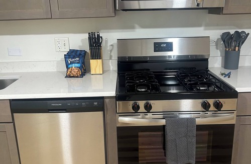 West Town House | Cozy 1-bedroom house in charming Chicago Free Easy Parking , AC, Washer & Dryer