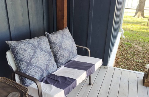 Clifton House | Cozy 1-bedroom house in peaceful Clifton with AC