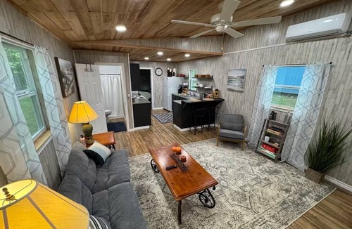 Anderson County House | Cozy 1-bedroom house in peaceful Elkhart with AC, WiFi