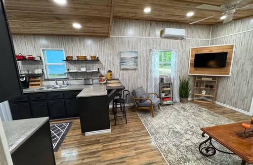 Anderson County House | Cozy 1-bedroom house in peaceful Elkhart with AC, WiFi