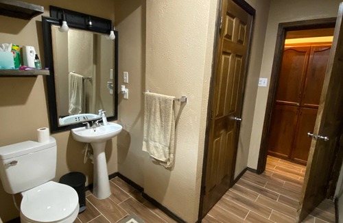 Bonanza House | Cozy 1-bedroom house in enchanting Laredo with AC