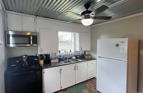 Linden House | Cozy 1-bedroom house in lovely Linden, Texas
