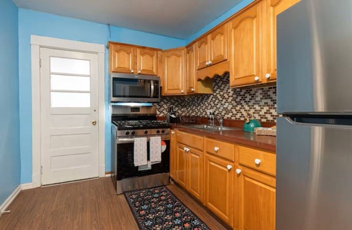 Skokie House | Cozy 1-Bedroom House in Tranquil Skokie With Parking