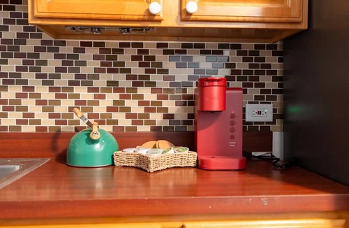 Skokie House | Cozy 1-Bedroom House in Tranquil Skokie With Parking