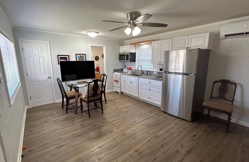 Thurber House | Cozy 1-bedroom house in charming Strawn with AC