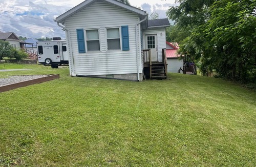 Anmoore House | Cozy 1-bedroom house in Anmoore. Perfect for short stays or extended work trips.