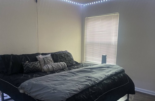 Sheffield Park Apartment | Cozy 1 bedroom king bed