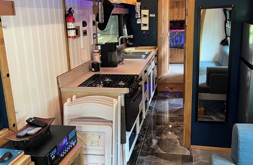 Gordonville House | Cozy 1-bedroom Luxury Bus Conversion in amazing Gordonville TX at Lake Texoma