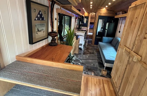 Gordonville House | Cozy 1-bedroom Luxury Bus Conversion in amazing Gordonville TX at Lake Texoma