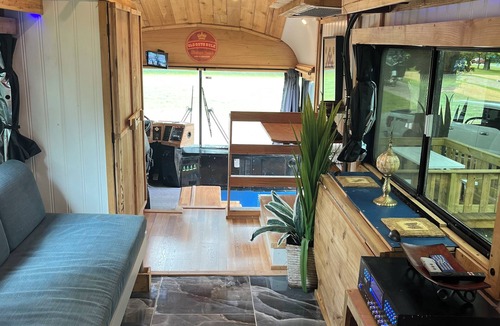 Gordonville House | Cozy 1-bedroom Luxury Bus Conversion in amazing Gordonville TX at Lake Texoma