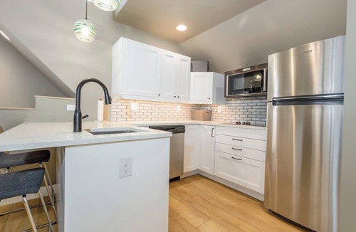Cole Condo | Cozy 1-bedroom MIL - fresh, clean and great location!