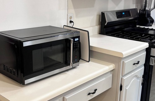 Griffin House | Cozy 1-bedroom private unit with shared amenities.