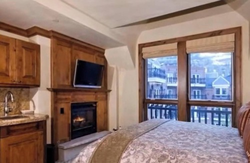 Aspen Resort | Cozy 1-bedroom resort in beautiful Aspen with fitness room - walk to slopes