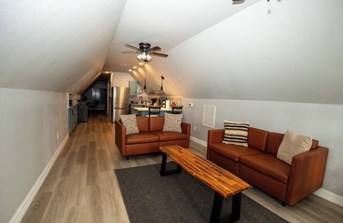 Iowa Colony Apartment | Cozy 1-Bedroom Studio in Soothing Arcola with High End Finishes