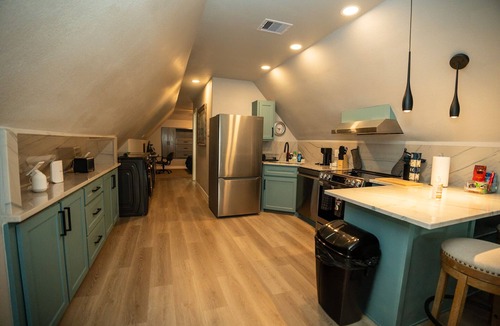 Iowa Colony Apartment | Cozy 1-Bedroom Studio in Soothing Arcola with High End Finishes