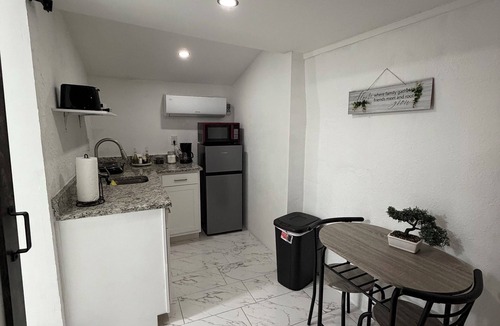 Pinecrest West Park Apartment | Cozy 1-bedroom studio in perfect Tampa with AC