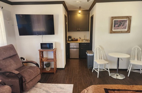 Leon Junction House | Cozy 1-bedroom The Hilltop Bungalow in enchanting Ogelsby. 30 minutes from Waco