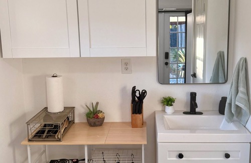 Central Oakland Park House | Cozy 1 Bedroom Tiny Home in Oakland Park