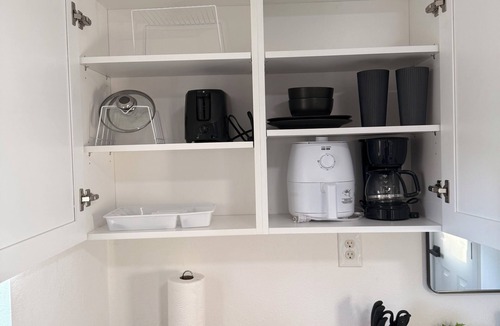 Central Oakland Park House | Cozy 1 Bedroom Tiny Home in Oakland Park